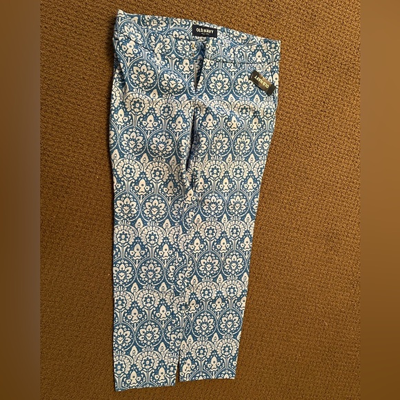 Brand New Old Navy Pixie capri in size 06 - Picture 3 of 7